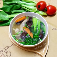 Cho ra tô thêm ít tiêu, hành lá. Canh ngon, mát, kết hợp thêm vị ngọt của cánh gà rất hài hòa. Thêm vào thực đơn gia đình tối nay nhé!