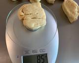 Ủ lần 3: đấm bột cho khí thoát ra, nhồi lại nhẹ nhàng. Nhanh tay cân và chia thành 6 cục, tầm 85g/cục. Rải bột áo, vê khối tròn mịn mặt. Đặt 6 cục vào khuôn. Đậy khăn ẩm, ủ nhiệt độ phòng tới khi bột nở khoảng 80% tầm 20ph thì quét mặt bánh với hỗn hợp trứng nước, xếp hạnh nhân hoặc mè trắng lên nếu muốn.