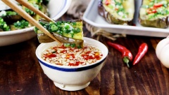 Cà chín phết lên mỡ hành, chấm nước mắm chua cay, ăn cùng với cơm, rất ngon. Chế biến với lò vi sóng chỉ trong tích tắc nên món này thích hợp cho các chị em bận rộn những vẫn muốn có được bữa cơm ngon miệng cho cả nhà.