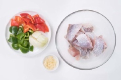 Cá mú chọn loại phi lê để tiết kiệm thời gian lóc bỏ xương, đem cá rửa sạch, thấm khô rồi thái miếng vừa ăn. Ớt chuông xanh, ớt chuông đỏ bỏ hạt, thái miếng vuông. Hành tây bóc vỏ, thái miếng vuông. Tỏi bóc vỏ, băm nhỏ.
