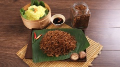 Ruốc chay khô, để nguội, trữ trong lọ có nắp đậy, bảo quản trong tủ lạnh được một tuần. Ruốc nấm hương chay có hương vị hấp dẫn, lại giàu dinh dưỡng, rất tốt đối với những người ăn chay. Ruốc nấm ăn với cơm, xôi, cháo hay thậm chí mì tôm, bánh mì đều rất ngon. Vào những ngày rằm, hay ngày lễ, nếu gia đình bạn ăn chay thì món này cũng rất tuyệt nhé.