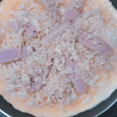 Cho trứng vào, xếp chà bông, xúc xích, bơ lên trên