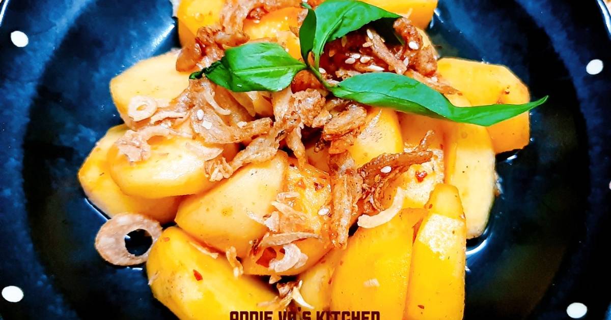 Hồng giòn trộn cá cơm chiên giòn