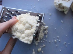 Bông cải trắng bỏ hết lá đi, tách miếng vừa ăn, rửa sạch. Bạn dùng một dụng cụ bào vông cải ra thành những "hạt gạo", phần nào bào không hết, bạn cho vào máy xay thực phẩm, xay nhuyễn.