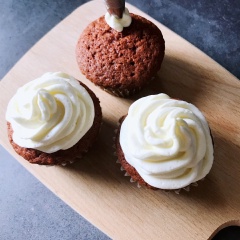 Kem phô mai: Cream cheese để mềm ở nhiệt độ phòng sau đó đánh đều với đường, thêm whipping cream vào đánh đến khi bông cứng. Sau đó bắt kem lên bánh, gắn những mảnh kẹo kính vỡ lên trên mà cuối cùng là siro dâu.