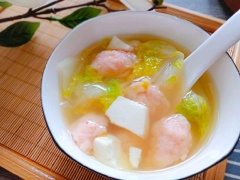 Múc canh cải nấu tôm viên đậu hũ ra tô và dùng nóng với cơm. Cải thảo chín mềm, tôm viên dai giòn, đậu hũ thơm béo hấp dẫn cùng nước súp thanh đạm, tất cả làm nên món canh cải nấu tôm viên đậu hũ cực thơm ngon và hấp dẫn. Thích hợp dùng làm món ăn chống ngán hiệu quả cho cả nhà.