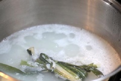 Cho gạo nếp, 1/2 muỗng cà phê muối, lá dứa cùng 3 chén nước vào nồi, nấu sôi. Thỉnh thoảng dùng đũa khuấy đều để gạo không bị dính nồi, chè khoai môn sẽ bị khê.