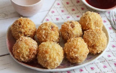 Bánh Korokke bò với lớp vỏ giòn rụm bên ngoài bao bọc lấy phần nhân khoai tây thịt bò béo ngậy cùng với phô mai tan chảy bên trong, chắc chắn sẽ làm bạn không thể nào quên được nếu một lần nếm thử. Bánh làm nhạt vừa phải, khi chấm cùng nước sốt chua chua ngọt ngọt tạo nên hương vị rất hài hòa và ngon miệng. Cùng nhau trổ tài đãi gia đình và bạn bè món bánh Korokke ngon tuyệt vời này nhé!