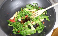 Phi thơm tỏi băm với 2 muỗng canh dầu ăn, thêm vào tất cả các loại rau đã sơ chế, đảo đều khoảng 1 phút. Sau đó cho thêm 1 muỗng canh nước tương, 1 muỗng canh dầu hào, 100g tôm bóc vỏ và 1 muỗng cà phê đường. Khi tôm gần chín, thêm vào mì ăn liền, xào cho đến khi tôm chín, tắt lửa, cho vào lá húng quế và trộn đều là được.
