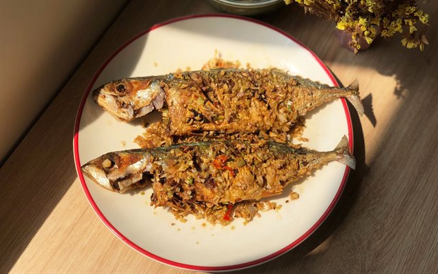 Cá Bạc Má Muối Chiên Sả Ớt