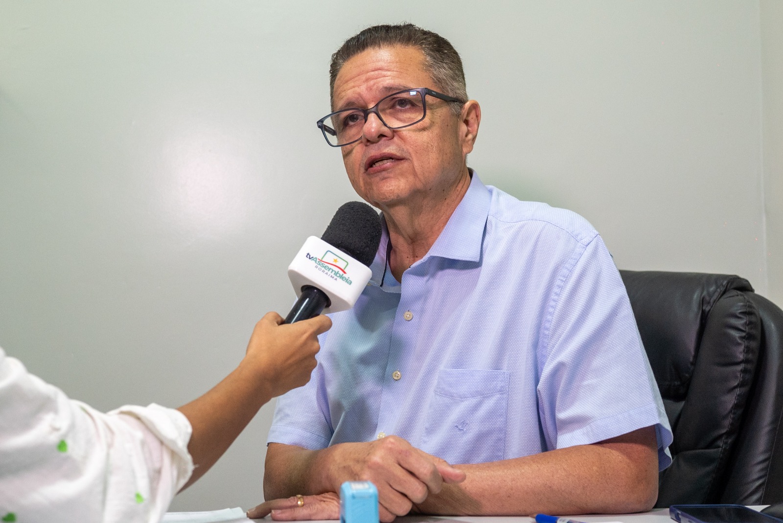 Médico Frutuoso Lins palestrando sobre diagnóstico precoce do câncer de mama durante o Outubro Rosa em Roraima