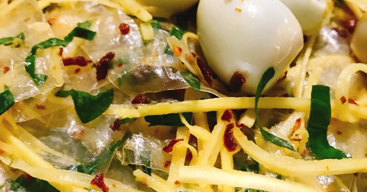 Bánh tráng trộn sa tế trứng cút
