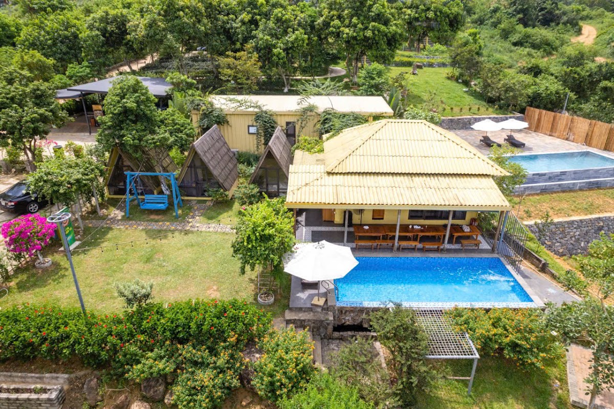 Villa Gold Chill Garden Ba Vì mái vàng bên bể bơi riêng và bungalow chữ A