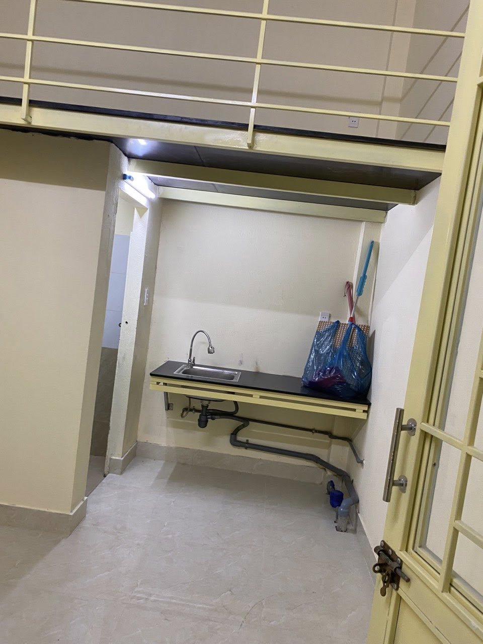 Cuối tháng mình chuyển đi nên cần nhượng lại phòng cho ai cần. 4