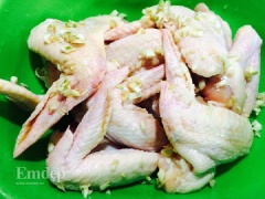 Ướp cánh gà với 1/2 hành tím băm, 1/2 tỏi băm, 1/2 hỗn hợp nước mắm đường, trộn đều, để khoảng 10 phút cho ngấm.