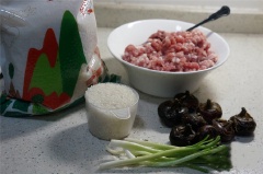 Đầu tiên đem ngâm gạo nếp vào nước lạnh trong khoảng 30 phút. Sau đó vo sạch, để ráo. Củ năng gọt vỏ cắt nhỏ, cho vào tô thịt băm. Thêm vào trứng gà, 1/3 muỗng cà phê muối, 1/2 muỗng cà phê tiêu, 1/2 muỗng canh nước tương, dùng máy đánh trứng nhồi cho các nguyên liệu quyện đều.