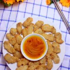 Cho phi lê cá chiên ra đĩa kèm nước sốt cam. Khi ăn chỉ việc chan đều phần nước sốt lên trên và dùng với cơm trắng.