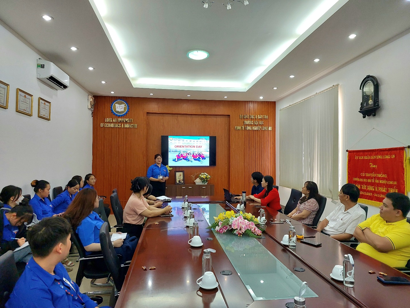 Sinh viên DLA giới thiệu về Long An đến với bạn sinh viên nước ngoài