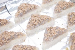 Lấy một lượng tôm vừa đủ phết lên mặt bánh mì rồi đặt vào khay nướng. Đánh tan lòng đỏ trứng gà rồi dùng dụng cụ phế lên mặt bánh mì, rồi rắc mè trắng lên mặt bánh. Cho bánh vào lò nướng khoảng 12 – 15 phút ở nhiệt độ 200 độ C hoặc đến khi bánh chín. Tắt lò.