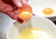 Trứng gà đập ra tách riêng lòng trắng và lòng đỏ. Ớt chuông xanh cắt tỉa thành hình cái nơ.