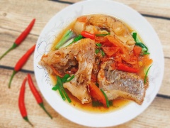 Món cá điêu hồng kho cà ăn với cơm nóng là ngon nhất. Có thể chấm rau luộc với món này cũng rất ngon.