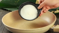 Bạn hòa tan 250gr đường và 100ml nước trước rồi bắt lên bếp với lửa nhỏ, đợi đến khi đường sôi bạn hãy cho hạt sen vào nhé, không được dùng đũa khuấy khi đường chưa sôi, vì sẽ làm lại đường mứt sẽ không thành công.