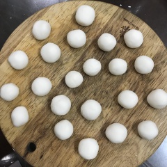 Đun sôi nước và đổ vào bột, ngay lập tức trộn bột và nước cho thật đều. Sau đó dùng tay nhào bột tạo thành 1 khối dẻo mịn. Năn bột thành các viên tròn, sau đó ấn ngón tay cái vào từng viên. Đun sôi nước và thả các viên dango vào luộc đến khi dango nồi lên, lập tức vớt ra và ngâm vào nước lạnh.