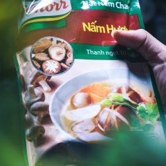 Sơ chế nguyên liệu vừa ăn: Đậu đũa, thơm, cà rốt của cải, nấm rơm. Nấm đông cô ngâm nước nóng cho sạch và cho nở nấm. Đậu hủ chiên cho hơi giòn. Và mình sử dụng bột nêm nấm hương chay của Knorr để nêm cho đậm vị.