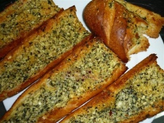 Bánh mì bơ tỏi với những miếng bánh giòn tan, thơm ngây ngất hương bơ tỏi cùng ngò rí rất dễ khiến bạn cứ ăn hết miếng này rồi lại miếng khác. Bạn cũng có thể nướng với bánh mì sandwich nhưng bánh sẽ không giòn bằng khi làm với bánh mì đặc ruột. 