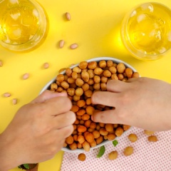 Cho đậu phộng ra đĩa và thưởng thức. Những đậu phộng được áo qua lớp bột mì khi chiên vàng giòn, ăn vào giòn rụm, vị béo béo ngon ngất ngây.