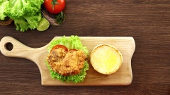 Phết một ít bơ lạt vào mặt bánh rồi áp chảo sẽ giúp vỏ bánh hamburger thơm ngon hơn. Trộn 3 muỗng canh xốt mayonnaise và 1 muỗng canh tương ớt sẽ tạo nên sốt phết béo chua nhẹ nhàng cho món hamburger. Phết sốt vào mặt bánh, thêm một ít rau xà lách, vài lát cà chua, đặt miếng gà chiên lên trên và thêm vài nhánh rau mầm nữa là chiếc bánh hamburger hấp dẫn đã hoàn tất.