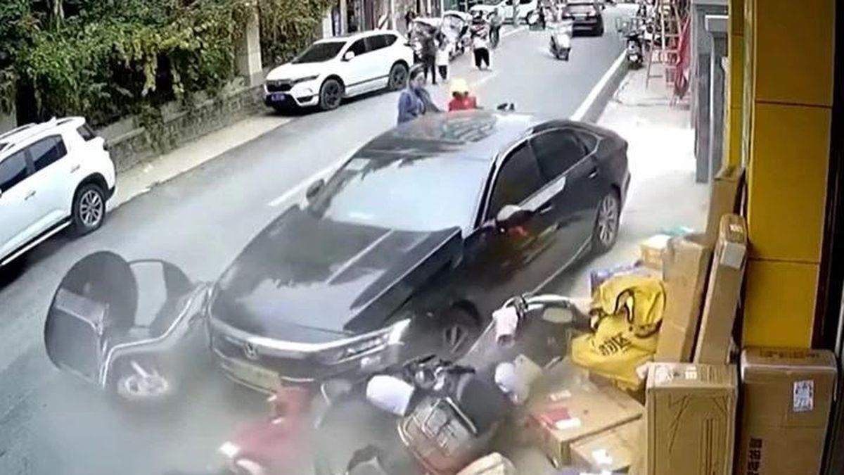 Nữ tài xế đạp nhầm chân ga, 4 người bị cuốn vào tai nạn - Tạp chí Doanh Nghiệp Việt Nam
