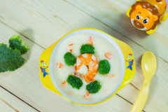 Múc cháo tôm bông cải phô mai ra chén, rưới lên mặt tô cháo 1 muỗng dầu ăn kiddy cá hồi. Khuấy đều và cho bé ăn khi cháo còn ấm sẽ ngon hơn.