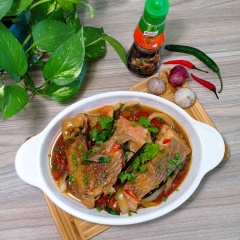 Cho cá ra đĩa cùng với sốt cà, rắc thêm ít tiêu xay và hành lá cắt nhỏ. Thịt cá ngon ngọt thấm vị sốt, nước sốt cá dùng chấm kèm rau sống vừa tăng chất vừa thanh mát, chống ngán. Thưởng thức cùng cơm nóng. Chúc cả nhà ngon miệng !!