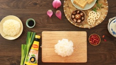 Ngâm nở 20gr nấm tuyết, bỏ phần gốc cứng, cắt nhỏ vừa ăn.. Gọt vỏ 150gr củ sen, cắt khoanh tròn vừa ăn, ngâm qua nước pha giấm khoảng 15 phút để củ sen không bị thâm.