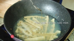 Nêm 2 muỗng cà phê muối, 2 muỗng cà phê hạt nêm, 1 muỗng canh nước mắm và 1 muỗng canh nước mẽ vào.