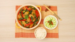 Cho món ăn ra đĩa. Món gà om ớt xanh ngon miễn chê với thịt gà dai, thơm, nước dùng chua, cay đã sẵn sàng. Đây là một món ăn ngon với cách làm đơn giản, ai cũng nên thử.