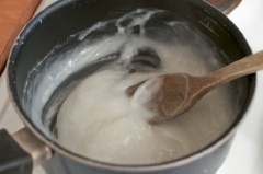 Cho hỗn hợp làm bánh mochi vào nồi. Đặt nồi lên bếp với lửa vừa, vừa nấu vừa khuấy đến khi thành hỗn hợp bột dẻo quánh, mềm mượt khoảng 10 phút và có màu đục trong là được.