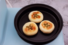 Dùng cọ quét phết chút dầu ăn lên chảo chống dính, đặt các miếng bánh lên chảo, đậy nấp đun lửa nhỏ. Nướng cho hai mặt bánh chín vàng đều là được.