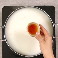 Rồi trút phần tôm thịt đã xào chín vào, nêm thêm 1 muỗng canh nước mắm, 1/2 muỗng canh hạt nêm, 200ml nước cốt dừa nấu sôi lại lần nữa. Cho thêm vài cọng đầu hành lá vào cho thơm rồi tắt bếp.