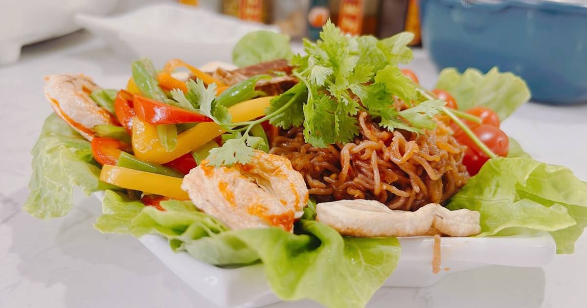 Bún gạo lức xào bò tôm mực (CHAY)
