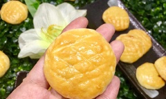 Nướng bánh rãnh giữa, 180 độ trong khoảng 20 phút, (tuỳ lò nếu chưa vàng nướng thêm 5 - 10 phút nữa). Quét lòng đỏ trứng đánh tan. Bánh dứa (trái thơm) trứng muối với vỏ bánh giòn tan, có vị ngọt béo, bao lấy nhân thơm có vị chua chua, ngọt ngọt, hài hoà cùng bùi bùi của trứng muối.