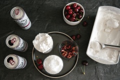 Cherry rửa sạch, bỏ hạt, thái nhỏ. Bạn có thể tùy chọn loại kem theo sở thích ngoài kem dừa nhưng chất lượng kem phải tốt, vì kem là nguyên liệu ảnh hưởng trực tiếp đến chất lượng thức uống này. Cho cherry thái nhỏ, muối, tinh chất vani ra mỗi ly, cho 2 viên kem và siro đường vào. Khi dùng chỉ việc chế nước soda vào là xong.