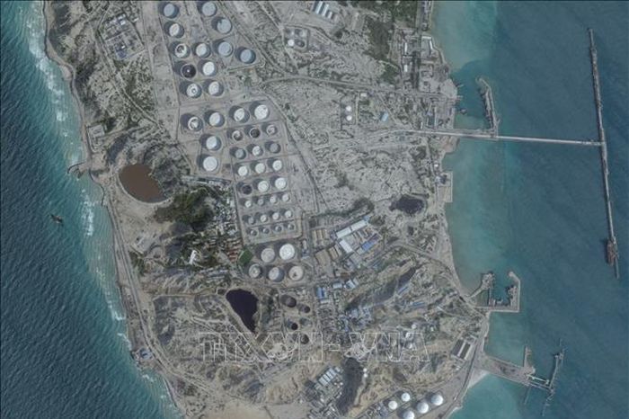 Phát hiện hiện vệt dầu loang lớn ngoài khơi đảo Kharg: hệ thống dầu mỏ Iran rơi vào nguy hiểm? - Báo Tin Tức TTXVN
