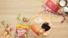 Sơ chế lần lượt các nguyên liệu: 200gr nấm kim châm cắt bỏ gốc, 200gr cà rốt cắt sợi, 200gr nấm đông cô cắt lát mỏng, 200gr củ sắn cắt sợi, 200gr nấm mèo ngâm nở cắt sợi, 200gr nấm đùi gà cắt sợi, 200gr hành lá cắt khúc, 200gr nấm rơm cắt thành 1/4, 200gr miến tàu cắt đoạn nhỏ.
