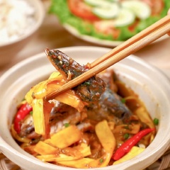 Tắt bếp, rắc chút hành lá lên trên là có thể thưởng thức được. Món cá nục kho xơ mít đậm đà, miếng cá được kho mềm thấm đều gia vị hòa quyện cùng xơ mít được kho vừa tới không quá mềm, thơm ngọt tự nhiên, dùng với cơm nóng thì ngon phải biết.