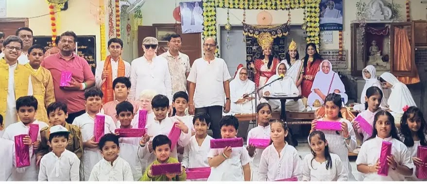 स्वतंत्रता दिवस पर सुगन जी महाराज के उपाश्रय में हुआ भव्य आयोजन बच्चों ने देशभक्ति गीतों, नृत्य एवं फैंसी ड्रेस प्रतियोगिता से बांधा समां — परम पूज्य मुक्तांजना श्री जी महाराज साहब ने आध्यात्मिक स्वतंत्रता का दिया संदेश