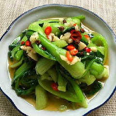 Cải thìa luộc trộn dầu giấm với những cọng cải thìa luộc chín vẫn còn giữ được độ xanh mướt trông hấp dẫn. Rau giòn mát, ngấm đều gia vị mặn béo, chua cay hấp dẫn. Ăn nhiều cải thìa còn giúp cải thiện làn da của bạn nữa đấy!