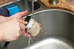 Làm sạch vỏ nghêu, ngâm với nước vo gạo, cắt thêm 2-3 trái ớt bò vào nước ngâm để nghêu nhả sạch cát. Cắt nhỏ hành lá và bơ. Trong chén nhỏ, trộn đều các nguyên liệu như: muối, nước tương, rượu sake và rượu mirin.