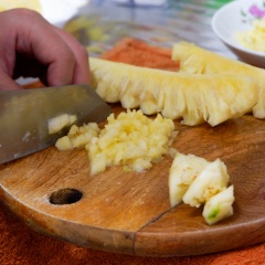 Phần nhân bánh: Băm nhỏ thơm nấu lửa to cùng đường, nước cốt chanh và muối cho cạn nước. Nhỏ lửa cho đến khi chuyển thành màu vàng mật ong. Tắt bếp, để nguội, vo viên tuỳ ý.